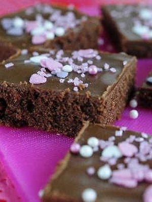 Monen keittokirjan ohjeella mokkapalojen kuorrute jää suorastaan häpeällisen ohueksi. Sovella siis rohkeasti!