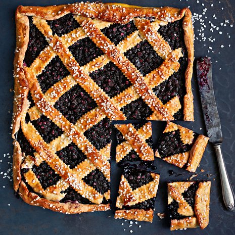 Pullataikinaan leivottu mustikkapiirakka on lapsuuden klassikko.