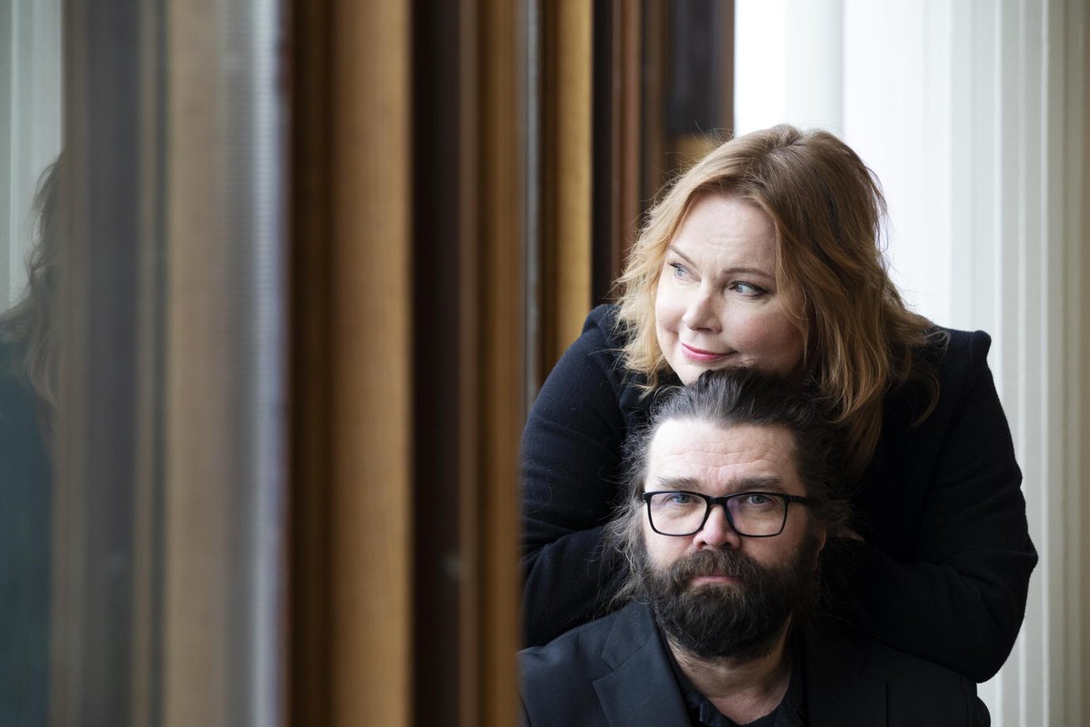 Niina Repo-Kouki ja Mikko Kouki tapasivat vuonna 1996. ”Mikko näki minussa hyvän vaimoehdokkaan, josta löytyivät kaikki laatuominaisuudet.” ”Ninnillä oli jääkaapissa viisi avattua margariinirasiaa ja nurkissa kuolleita huonekasveja. Siitä oivalsin: tässäpä täydellinen puoliso minulle.”