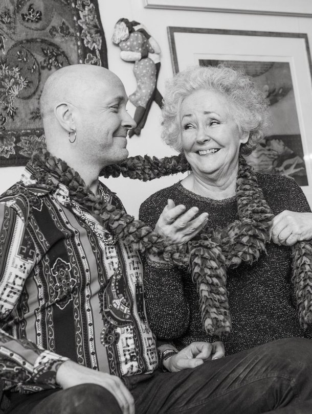 Tuija Vuolle, 76, teki uransa Tampereen Teatterissa. Hänen poikansa Jaan Wessman, 44, on muusikko, joka on soittanut muun muassa Jonne Aaronin bändissä. Hänen ensimmäinen sooloalbuminsa ilmestyi viime syksynä. Tuija rakastaa neulomista ja on tehnyt itselleen ja Jaanille useita kaulahuiveja.