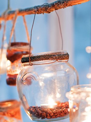 Purkin pohjalle siroteltujen kahvinpapujen s&auml;vyihin sopii ruosteinen ripustuslanka.