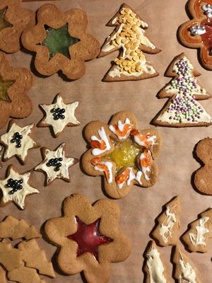 Pipariaika! Karkkeja sulattamalla saat vaihtelua perinteiseen pikeerikoristeluun, mutta paistoajan kanssa kannattaa olla tarkkana.