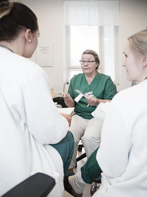 Kätilö Leena Malmin työyhteisössä puhutaan paljon. ”Raiskattu ansaitsee mahdollisimman hyvän ihmisen avukseen. Sellaisen, joka jaksaa olla vierellä ja haluaa olla vierellä.”