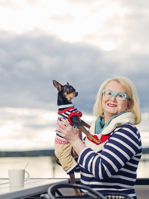 Kauneusalan yrittäjä Sirkka Aitala, 59, ja venäjäntoyterrieri Manu, 4, Lahdesta.