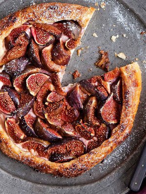 Viikuna-galette muotoillaan suoraan pellille.