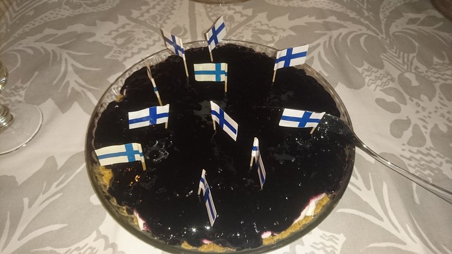 Mustikkajuustotorttu kahvin kera. Lisäksi juustoleipää ja lakkahilloa, kotipullaa ja Suomi-konvehteja. - Maria Kiljunen