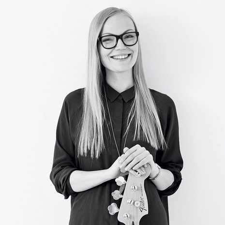 Musiikinopettaja Minja Koskela, 28, kuuntelee mieluummin puheradiota kuin musiikkia.