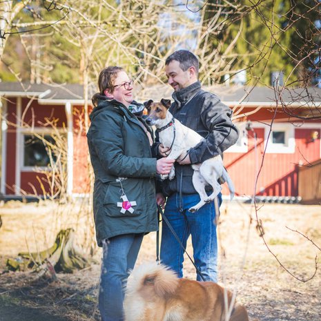 Marialla ja Mikalla on sinun, minun ja meidän koiria. "Meidän Alli on kaverikoirana vanhuksille. Busteri on Mikan metsästyskoira.