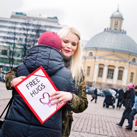 Edes yhtenä päivänä maailman tärkein -yhteisö järjesti ystävänpäivänä Halipäivä -tempauksen kuudessa kaupungissa. Eveliina Söderstöm jakoi halauksia Turun kauppatorilla.