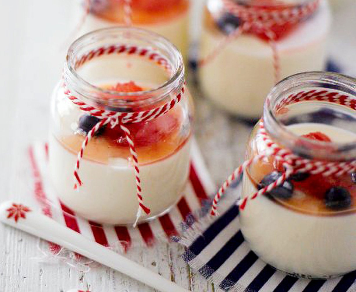 Koristele pannacotta tuoreilla marjoilla ja yrteillä.