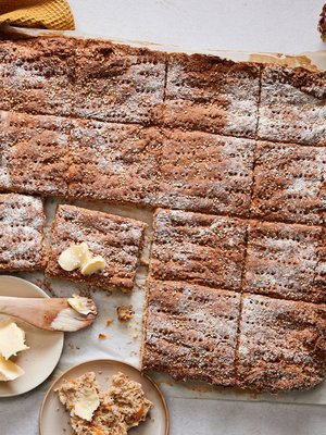 Lämpimäisiä helposti! Teeleipätaikinaa ei tarvitse vaivata tai nostattaa.