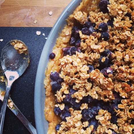 Helppo ja nopea mustikkapiirakka on melkein superruokaa, onhan siinä reilusti mustikoita ja kauraa.