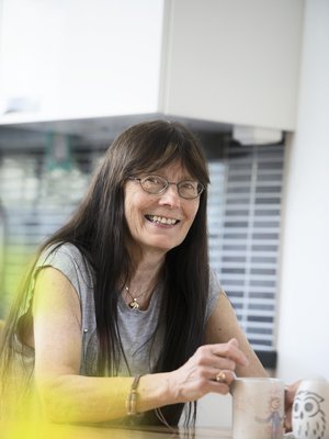 Anja Fagerström on 63-vuotias espoolainen perhepäivähoitaja. Hän on tyttärensä Suvin, 29, omaishoitaja. Suvin siskot Satu, 36, ja Taru, 33, pitävät tiiviisti yhteyttä äitiinsä.