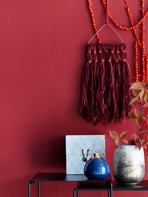  Herkkä pihlajanmarjanauha sopii seinäkoristeeksi yksinään tai hapsuryijyn kanssa. Tee pitkä helminauha pujottamalla marjoja neulalla lankaan. Ripusta nauha koristeteipillä tai pienillä nauloilla.