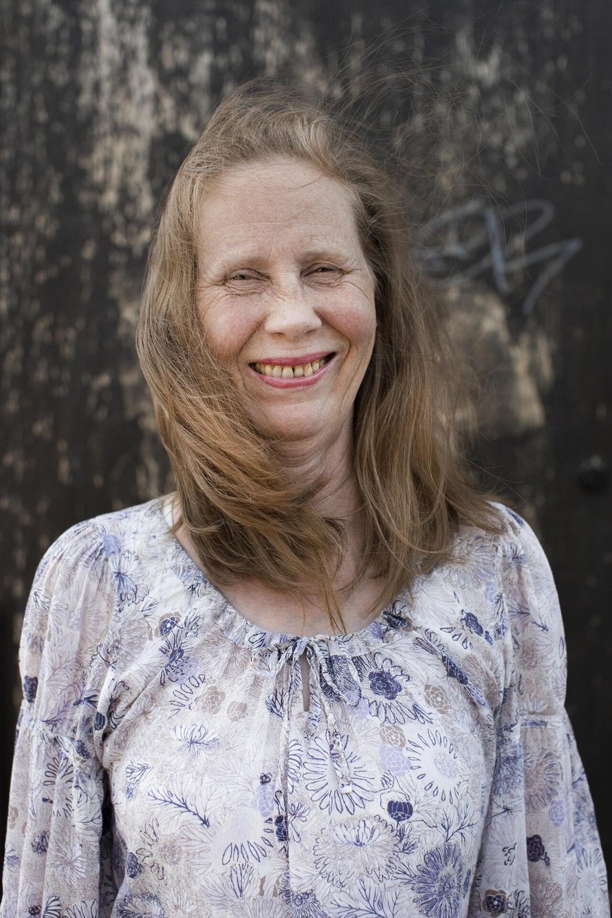 Kati Outinen täyttää 17. elokuuta 60 vuotta. Hän viimeistelee omaelämäkertaansa Niin lähelle kuin muistan. Kati on paitsi näyttelijä, käsikirjoittaja ja ohjaaja myös kahden lapsenlapsen mumma. ”Nautin mummoudesta törkeän paljon.”