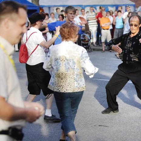 Ilmatangossa pari seuraa mukana kuin unelma.