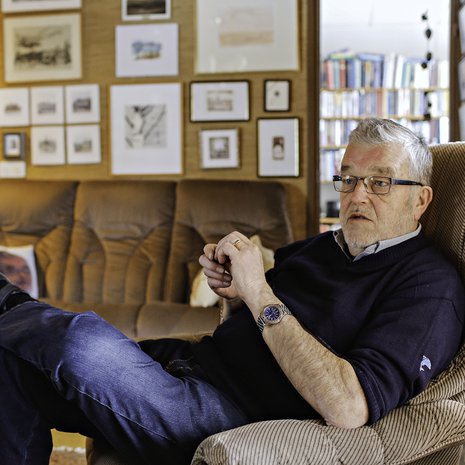 Matti J. Kuronen on 79-vuotias eläkkeellä oleva rovasti, perheneuvoja ja kirjailija. Hän asuu Lappeenrannassa vaimonsa Tellervon kanssa. Vaimonsa aivoinfarktin jälkeen hän on ollut kuusi vuotta tämän omaishoitaja. Vapaa-ajallaan hän pitää palvelukeskuksen tiloissa Tuonen tupa -nimistä kahvilaa, jossa keskustellaan kuolemasta elävästi.