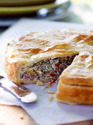 Kesäkurpitsa-pinaatti-paprikatäyte kätkeytyy voitaikinan sisään.