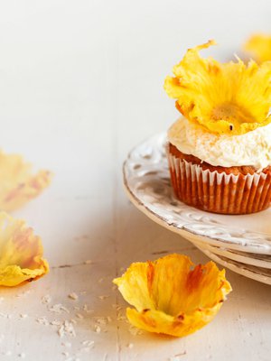 Juhlavat ananaskukat koristavat inkiväärille ja kookokselle maistuvat kuppikakut.