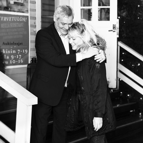 Isä Antti ja tytär Ilona ovat molemmat suojelunhaluisia vanhempia.