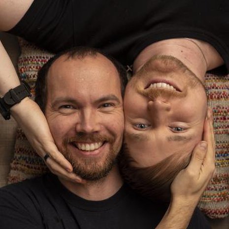 Toni ja Joona muuttivat yhteen pian tavattuaan ja ovat olleet sen jälkeen erottamattomat. Kun pari meni naimisiin, Toni otti Joonan sukunimen. 