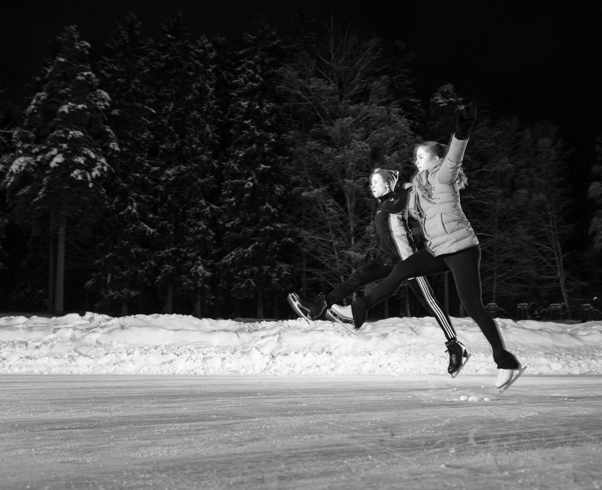 Simoeemil ja Saarastiina Nurmela, 20, asuvat yhdessä Helsingissä ja treenaavat muodostelmaluistelua Marigold IceUnity -joukkueessa.