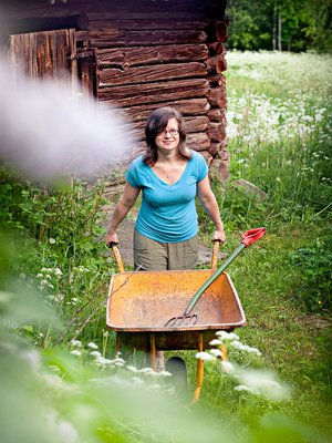 Kun hoidan mökillä puutarhaa, tuntuu kuin äiti seisoisi selän takana neuvomassa, Tiia Kiiski sanoo.