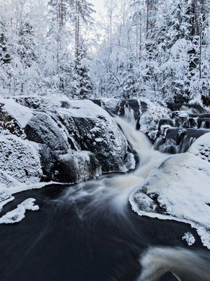 Harri Karvonen otti sadunomaisen putouskuvan Puolangan Liejeenjoelta 5.11.2016. 