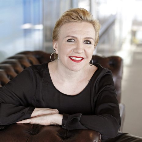 42-vuotias tietokirjailija asuu Helsingissä 11- ja 7-vuotiaiden tyttäriensä kanssa. Hänen kirjansa Ihana kiihko kertoo seksin merkityksestä. 