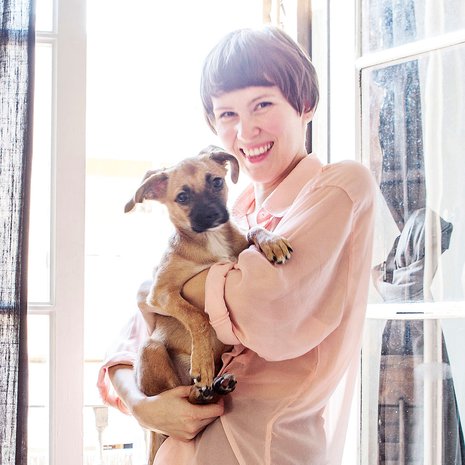 Reeta asuu 74 neliön kerrostalo­asunnossa Barcelonassa poikaystävänsä Carles Salvador Maristanyn ja Flan-koiran kanssa. Flan tarkoittaa suomeksi vanukasta.