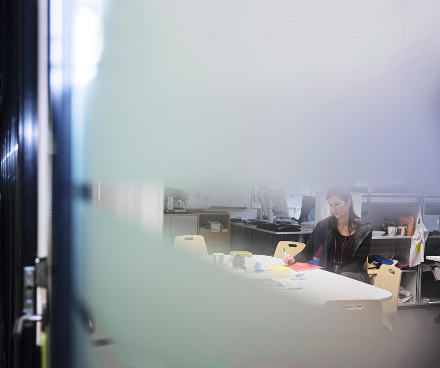 Rikoskomisario Teija Koskenmäki-Karaharju kuuntelee uhria silloinkin, kun seksuaalirikos on vanhentunut. ”Uhrille on usein todella vapauttavaa, kun vuosien vaikenemisen jälkeen asiasta tietää joku muukin.”