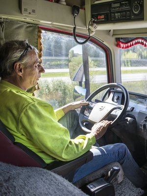 Rekkakuski Tommi Rae kuuntelee ajaessaan äänikirjoja. ”Nyt laitoin Onni Palasteen Rukajärven sissit kaiuttimiin.”