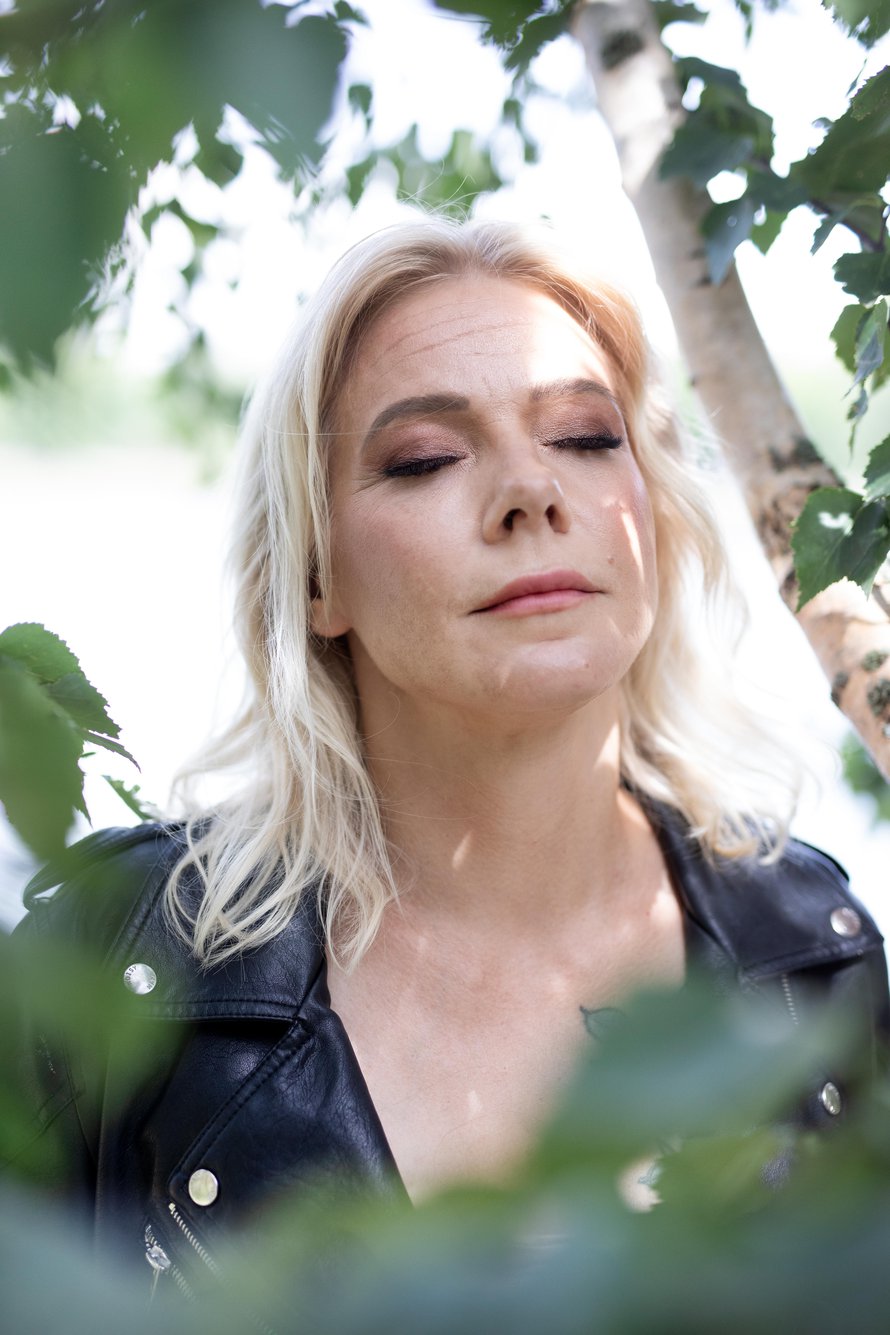 Janiina on kirjoittanut kirjan tyttärestään, jonka nuoruuteen kuului itsetuhoisuutta, päihteitä ja karkailua. ”Toivon, että kirja kiinnittäisi huomion lasten kohtaamaan vääryyteen ja vaikuttaisi asioiden korjaamiseen.”