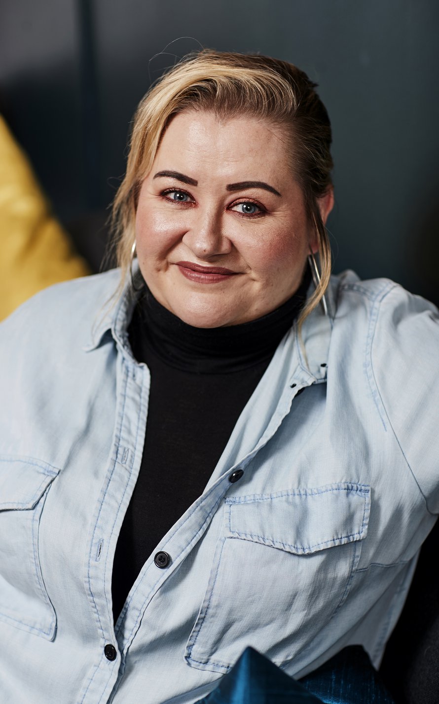 Manageri Carla Ahoniuksen perustaman Manage Me -yrityksen asiakkaita ovat muun muassa Jenni Vartiainen, Jare Tiihonen eli Cheek ja Erin. Carla päätti 10-vuotiaana, että hänestä ei tule seuraavaa Madonnaa vaan ihminen, joka päättää, mitä Madonna tekee.