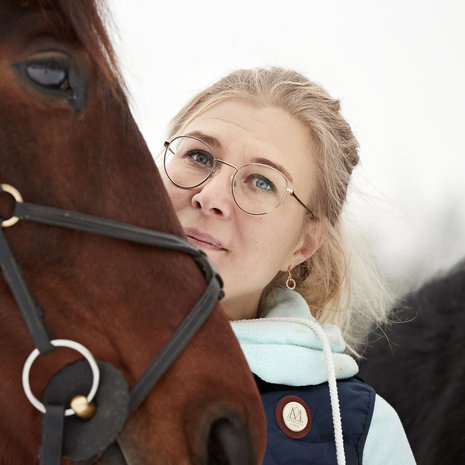Isän juominen ärsytti Niinaa lapsena, mutta hän keskittyi kivoihin juttuihin, eli hevosiin ja koiriin. Ne ovat edelleen Niinalle tärkeitä. ”Hevoset ovat aina hoitaneet kehoani ja mieltäni. Nykyäänkin saatan illalla unohtua tallille haaveilemaan ja kuuntelemaan, kun hevoset mussuttavat heinää.” 