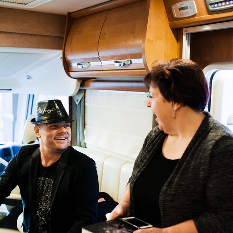 Keikan väliajalla Anne tarkistaa, että Jarilla on kaikki hyvin. "Osaan tulkita jo kulmakarvan asennosta, milloin Jari haluaa olla yksin."