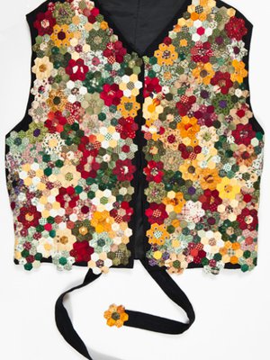 Liivi on koottu sadoista pienistä kuusikulmioista. 