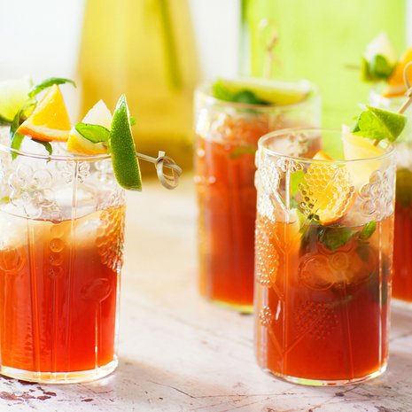 Malja meille! Teedrinkissä maistuvat minttu, sitruuna ja limetti.