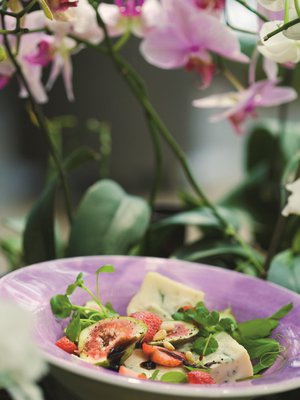 Tuoreet viikunat saavat salaatin maistumaan erityiseltä. Salaattiin sopivat erinomaisesti kaikki sinihomejuustot.