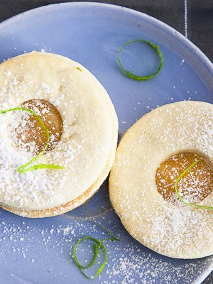 Perinteisesti juhlavassa kahvipöydässä tarjotaan yhtä tai useampaa lajia pikkuleipiä.