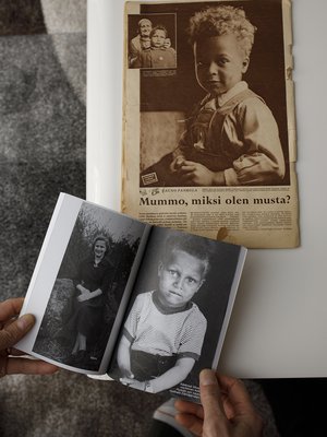 Seura-lehti julkaisi Karista jutun 13.11.1957. Alakuvassa on vasemmalla äiti, oikealla Kari kolmevuotiaana.