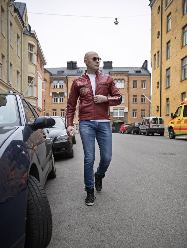 Kun Neon2:sta suosioon nousseen Jussi Rainion, 56, äiti lähti Jussin ollessa kuusivuotias, perhe asui Tehtaankadulla Helsingissä. "Kotikadultani on hyviäkin muistoja. Kesäisin tänne kopisteli hevosellaan perunakauppias."