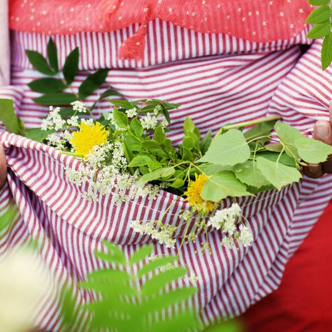 Tunnetuin juhannustaika on kerätä seitsemän kukkalajin kimppu ja asettaa se tyynyn alle. Unessa näet tulevan sulhon kuvan.