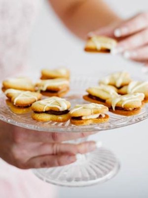 Täytepiparit maistuvat myös ilman täytettä. Voit käyttää myös erilaisia hilloja.