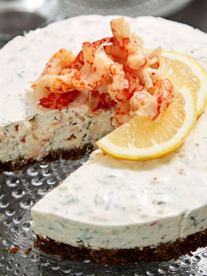 Rapu-moussekakku sopii kesällä saaristolaispöytään ja talvella joulun kalapöytään.