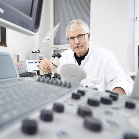 Nuorena lääkärinä Pekka Venesmaa toivoi vapaita eläkepäiviä. Nyt hän toivoo hyviä työvuosia.