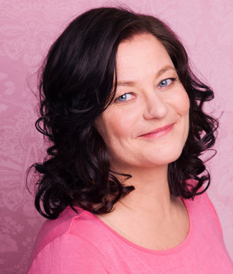 Marjo Hellberg j&auml;lkeen. Punertava iho tasoitettiin meikkivoiteella, peitev&auml;rill&auml; ja puuterilla. Lis&auml;&auml; raikkautta antoi poskien punaaminen. Hiukset v&auml;rj&auml;ttiin kahden v&auml;rin yhdistelm&auml;ll&auml;: helmi&auml;inen toi ruskeaan lis&auml;&auml; eloisuutta. Lis&auml;ksi hiukset kiharrettiin.