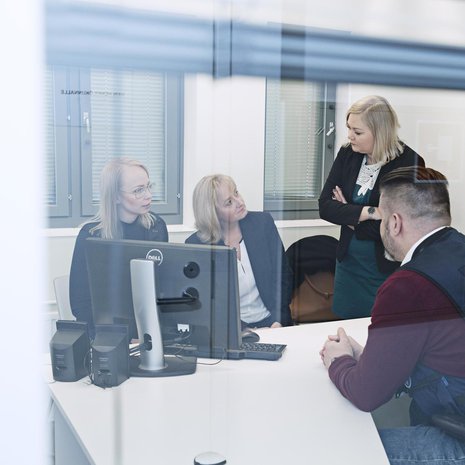 Ninan (toinen vasemmalta) tiimin vastaanottamat nettivihjeet voivat auttaa Keskusrikospoliisia jäljittämään seksuaalirikosten tekijöitä. Nyt on menossa kokous Keskusrikospoliisin Marfa Raipelan (vas.) ja Mikko Veijalaisen kanssa. Mukana myös Ninan kollega Hanna-Leena Laitinen.
