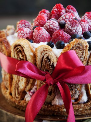 Rahkavaahdosta ja kuivatuista pullakorpuista saa nopeasti näyttävän ja herkullisen kakun.