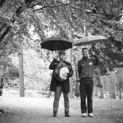 Veljekset Antti ja Heikki Valkama kuvattiin Heikin takapihalla, jossa kasvaa japanilaisille tärkeä kirsikkapuu. Antilla on sylissään kuuluisa japanilainen piirroshahmo Totoro.